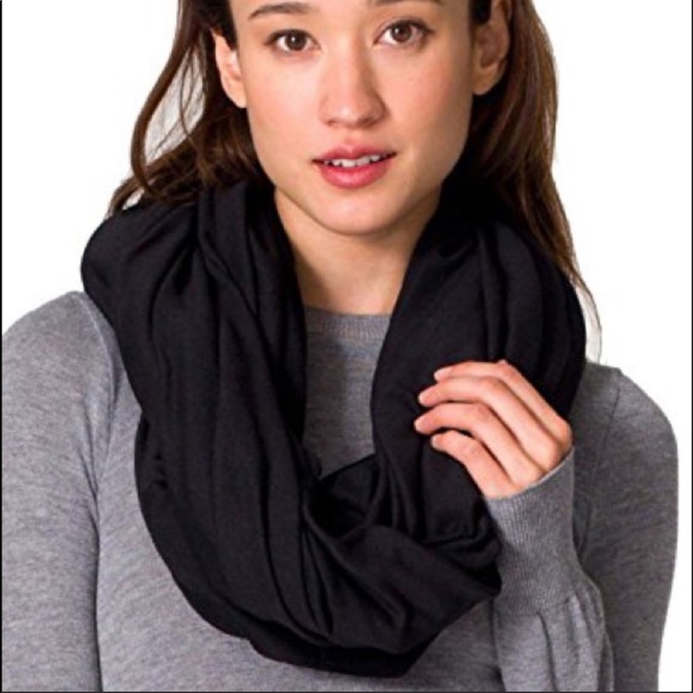 IN SEARCH OF AMERICAN APPAREL CIRCLE SCARF -BLACK 🖤